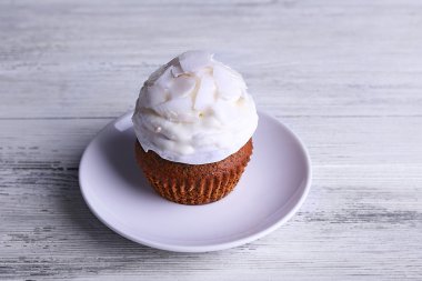 Lezzetli Hindistan cevizi kek krem rengi ahşap masa arka plan üzerinde