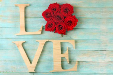 Renk ahşap plakalar arka plan üzerinde kelime aşk ile güzel güller