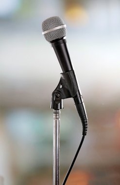 Açık renkli kürsüye mikrofon