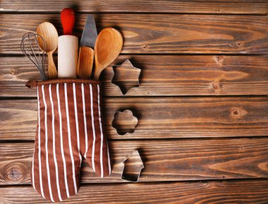 Mutfak eşyaları mitten ahşap plakalar arka plan üzerinde içinde dizi