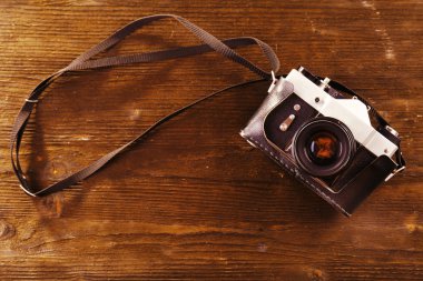 Ahşap arkaplanda eski fotoğraf makinesi