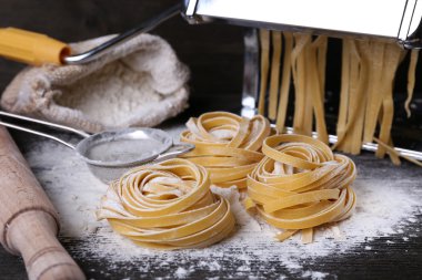 Metal pasta maker Makina ve makarna üzerine ahşap arka plan için malzemeler