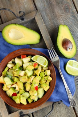 Elma ve kase tepsi tablo üzerinde Avokado salatası yakın çekim