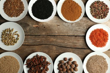 Plakaları, eski ahşap masa üzerinde farklı baharatlar