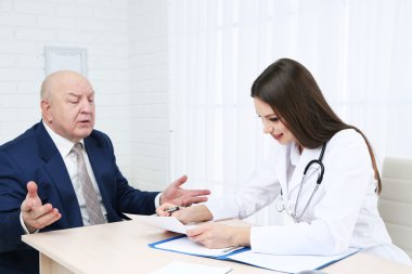 Genç kadın doktor ofisinde alıcı hasta