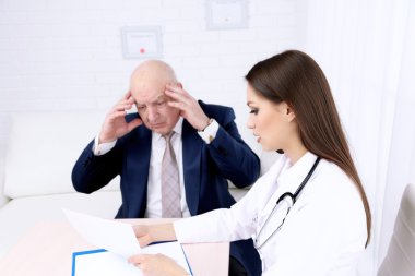 Genç kadın doktor ofisinde alıcı hasta