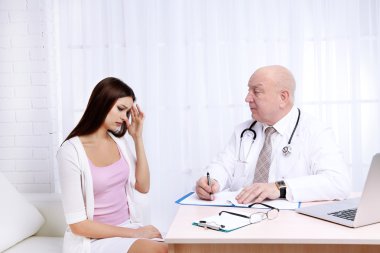 Profesyonel doktor ofisinde beyaz perde arka plan üzerinde alıcı hasta