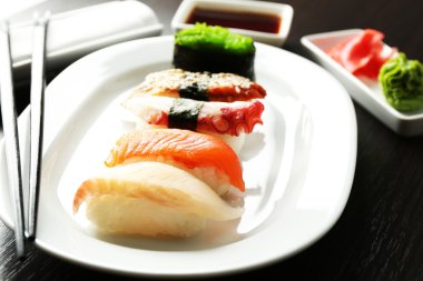 Suşi ahşap masa arka plan üzerinde plaka üzerinde