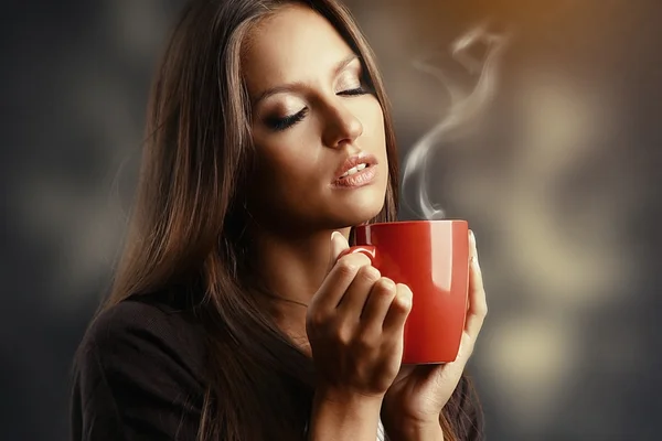 Bella giovane donna con una tazza di caffè — Foto Stock