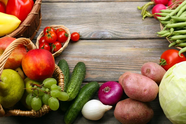 Moldura de verão com legumes orgânicos frescos e frutas em fundo de madeira — Fotografia de Stock