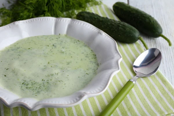 Komkommer soep in kom op een houten tafel achtergrond kleur — Stockfoto