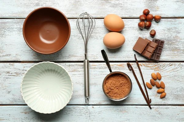 Lebensmittelzutaten und Küchenutensilien zum Kochen auf hölzernem Hintergrund — Stockfoto