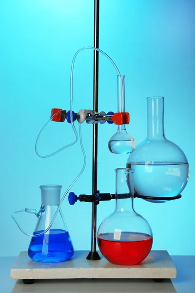 Vidrio de laboratorio fijo en soporte sobre fondo colorido —  Fotos de Stock
