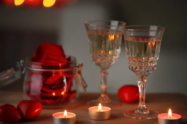 Şampanya bardağı ve Sevgililer günü kutlamak için gül yaprakları — Stok fotoğraf