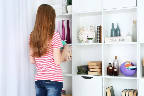 Femme à la recherche de quelque chose dans le placard, dans la chambre avec l'intérieur moderne — Photo