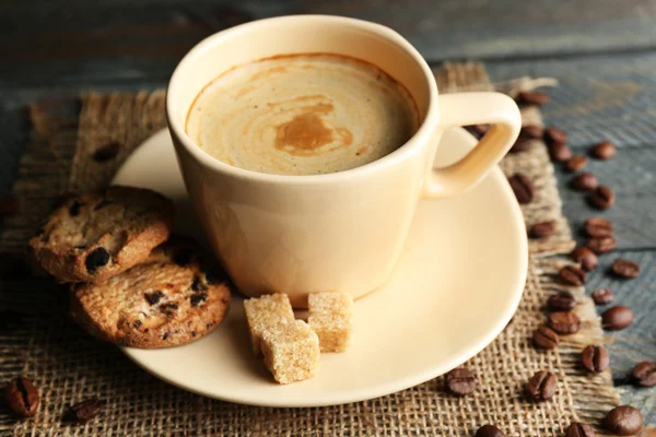 Cangkir kopi dan kue lezat dengan latar belakang kayu — Stok Foto