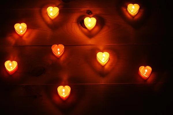 Ambiente romántico con luces de velas sobre fondo oscuro —  Fotos de Stock