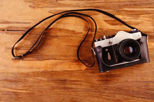 Retro foto kamera på trä bakgrund — Stockfoto