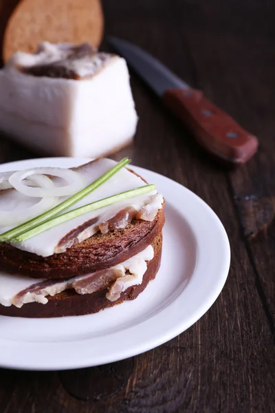 Сэндвичи с салом на деревянном фоне — стоковое фото