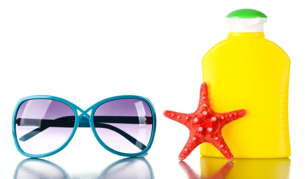 Láhev opalovací krém, sluneční brýle a sea star izolované na bílém — Stock fotografie