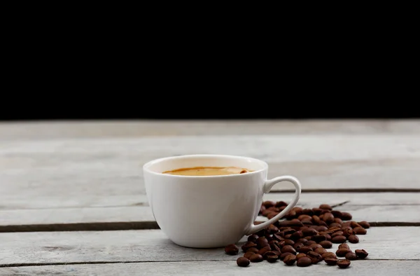 Secangkir kopi di atas meja dengan latar belakang hitam — Stok Foto