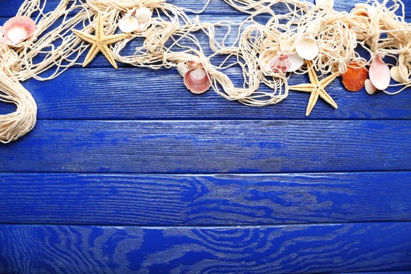 Ahşap zemin üzerinde deniz yıldızları ve kabuklar — Stok fotoğraf