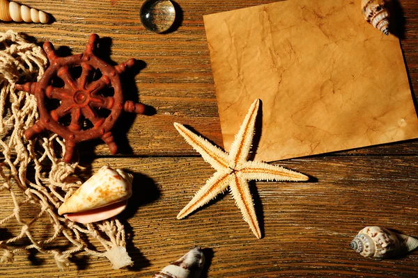卡空白与海星和壳上木制背景 — 图库照片