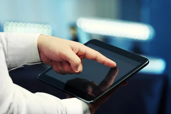 Male hand touching screen tablet close-up — Stock Photo, Image