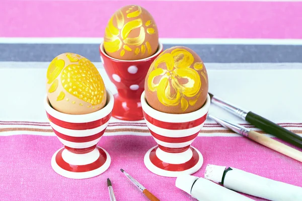 Pintura de huevos de Pascua en la mesa de cerca — Foto de Stock