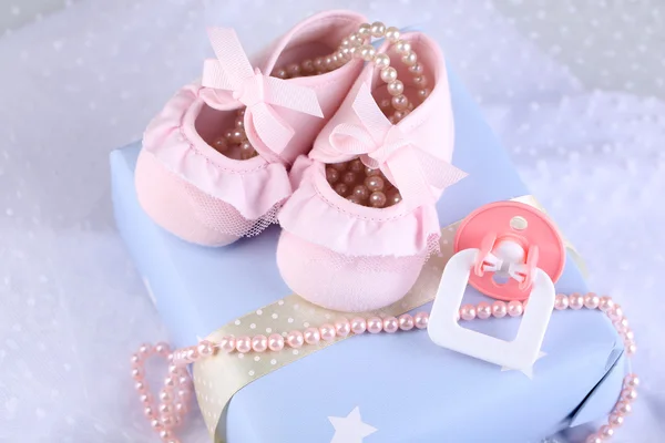 Pink baby laarzen met cadeau close-up — Stockfoto