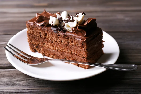 Leckeres Stück Schokoladenkuchen auf Holztischhintergrund — Stockfoto