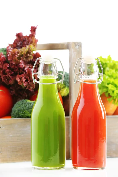 Скляні пляшки свіжого здорового соку з набором фруктів та овочів ізольовані на білому тлі — стокове фото