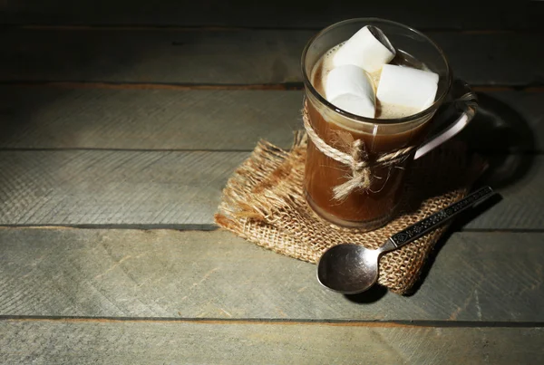 Glass cup of cocoa with marshmallows on rustic wooden planks background — Stock Photo, Image