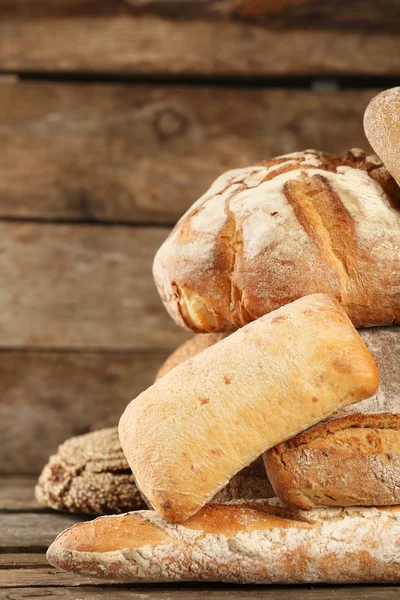 Pane fresco diverso sul vecchio tavolo di legno — Foto Stock