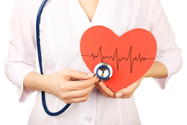 Médico manos con corazón y estetoscopio sobre fondo blanco. primer plano — Foto de Stock