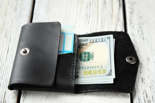 Cartera de hombre de cuero hecha a mano con dinero sobre fondo de madera blanca —  Fotos de Stock