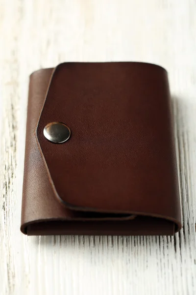 Ručně vyrobené kožené peněženky člověka na bílém pozadí dřevěná — Stock fotografie