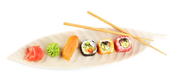 Sammlung von Sushi-Stücken auf Teller isoliert auf weiß — Stockfoto