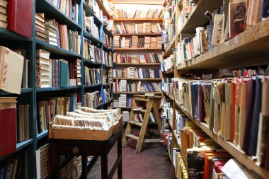Pek çok kitap kütüphane içinde bookshelf