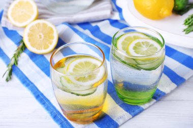 Limon ve cam ahşap masa, closeup Tarih içinde salatalık taze su