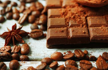 Çikolata, tahıl ve ahşap zemin üzerine kakao ile natürmort