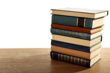 ahşap masa üzerinde beyaz izole eski kitaplar