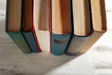 Ahşap masa, üstten görünüm üzerinde eski kitaplar