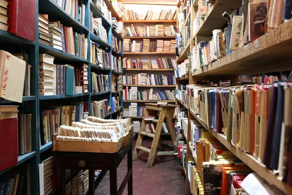 Muchos libros en estantería en la biblioteca —  Fotos de Stock