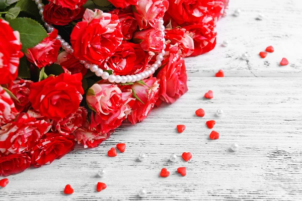 Красивые розы на столе крупным планом — стоковое фото