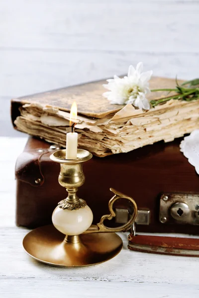 Maleta de madera vieja con libros viejos y flores sobre fondo de madera — Foto de Stock