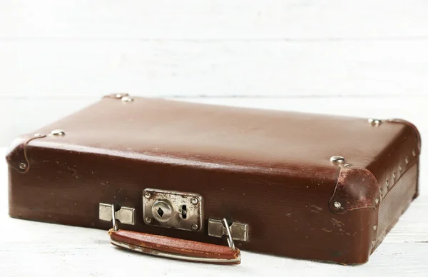 Starý dřevěný kufr cap na dřevěné pozadí — Stock fotografie