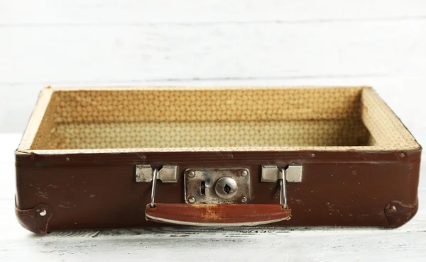 Casquillo de maleta de madera vieja sobre fondo de madera —  Fotos de Stock