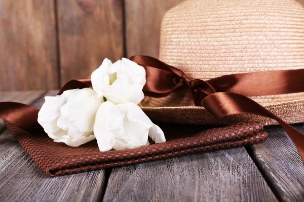 Sombrero con flores sobre fondo de madera —  Fotos de Stock