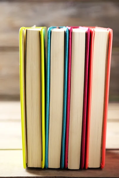 Cuadernos de colores en la vieja mesa de madera —  Fotos de Stock